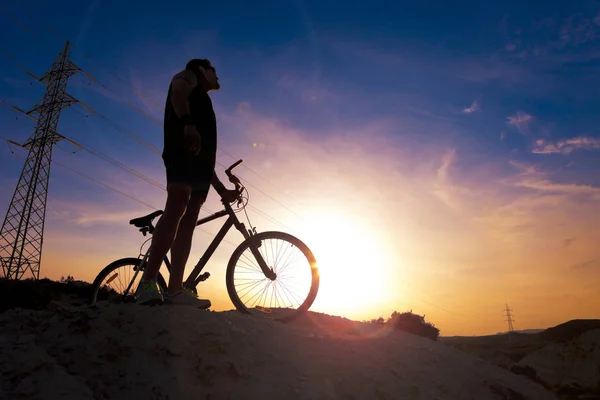 Sport i zdrowy tryb życia. Mountain bike i krajobraz tła — Zdjęcie stockowe