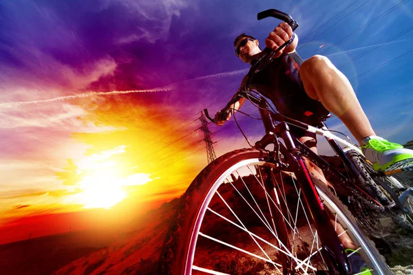 Deporte y vida saludable.Bicicleta de montaña y paisaje fondo —  Fotos de Stock