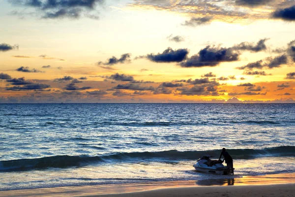 Spiaggia tramonto paesaggio marino — Foto Stock