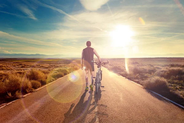 Fiets sport en zonsondergang. Weg door het landschap. — Stockfoto