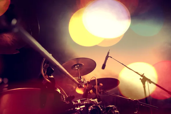 Muzikale achtergrond. Drumkit op het podium verlichting prestaties — Stockfoto