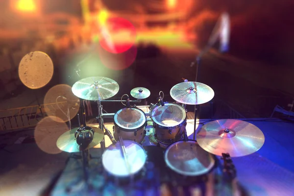 Fundo musical.Drumkit no desempenho luzes de palco — Fotografia de Stock