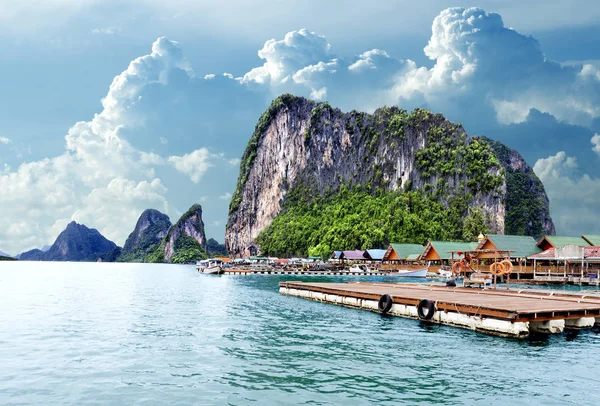 Paisaje marino en Tailandia.Playa de Phuket.Pueblo gitano nómada —  Fotos de Stock