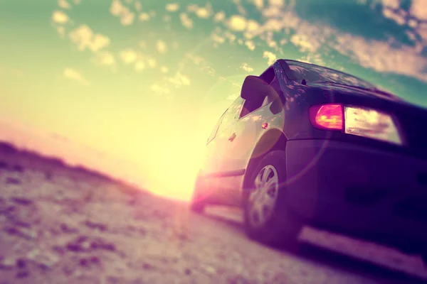 Wycieczka i drogi. Napęd w krajobraz zachód słońca. Przygód podróż samochodem. — Zdjęcie stockowe