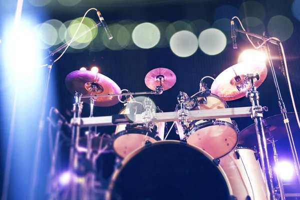 Musikalische Background.drumkit auf der Bühne beleuchtet Leistung — Stockfoto