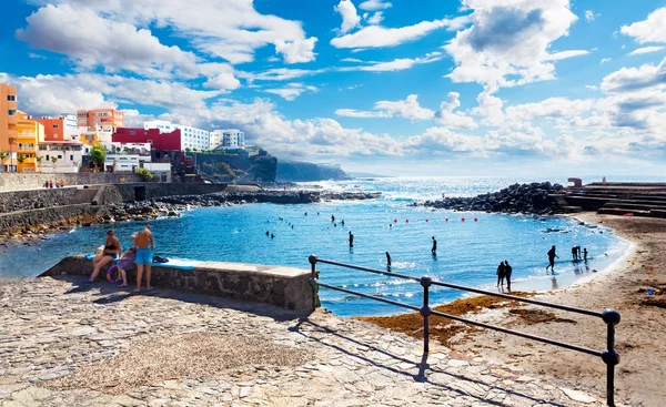 Seascape och shore kust staden. Natursköna sunset beach. Arkitektur t — Stockfoto