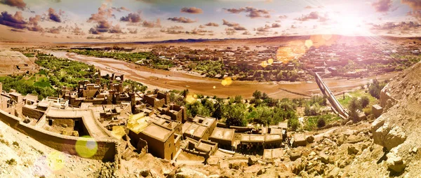 Ouarzazate.Morocco reizen en architectuur. Dorp en rivier. — Stockfoto