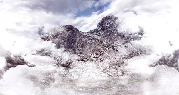 Yüksek dağ ve güzel tepe. Bulutlu gökyüzü. Mountai tırmanmak — Stok fotoğraf