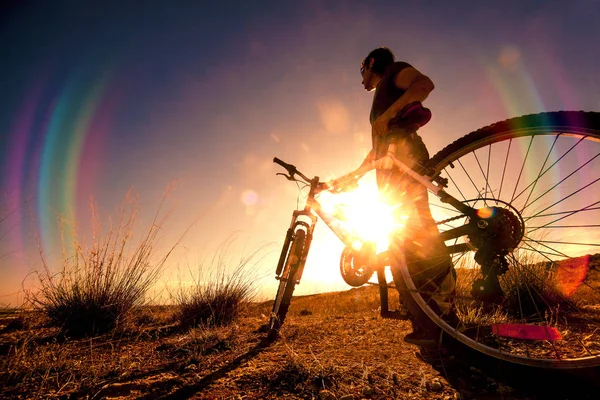 Bicicleta de montaña.Vida deportiva y saludable —  Fotos de Stock