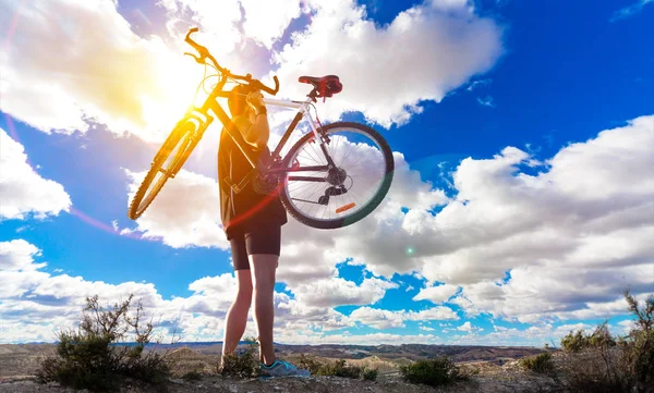 Bicicleta de montaña.Vida deportiva y saludable —  Fotos de Stock