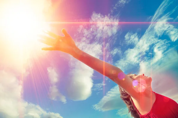 Bem-estar e conceito feliz, Menina e braços abertos para o céu por do sol — Fotografia de Stock