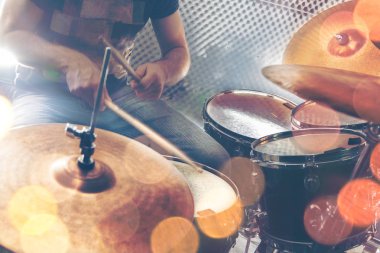 Müzik arka plan. Sahne ışıkları performansına Drumkit