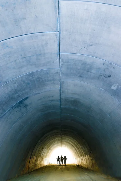 Betontunnel und Frauensilhouetten — Stockfoto