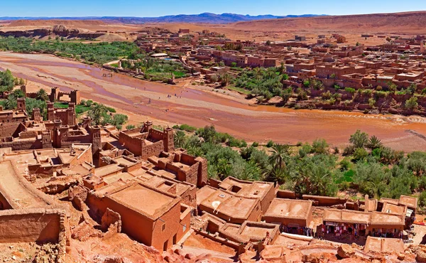 Architektura a Ouarzazate.Morocco cestách. Vesnice a řeka. — Stock fotografie