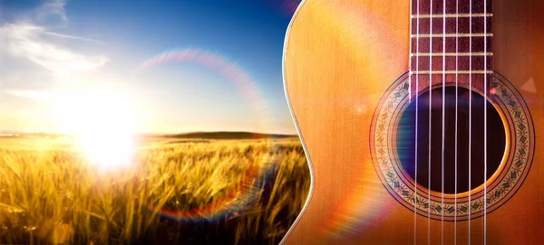 Musikalische Gestaltung mit akustischer Gitarre — Stockfoto