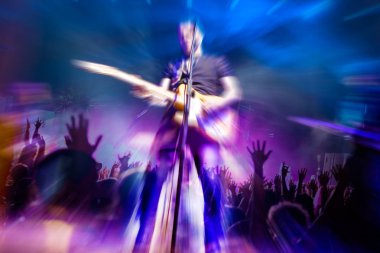 Canlı müzik ve gitar çalar. Müzik enstrümanı