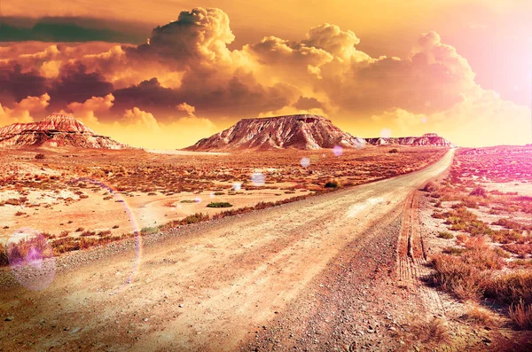 Vacker desert sunset och road landskap. Solnedgången natursköna — Stockfoto