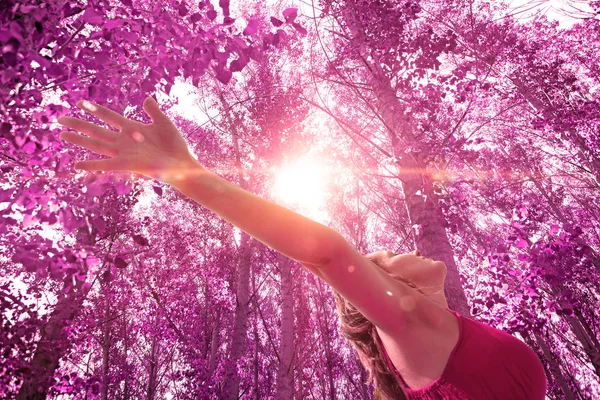Woman with open arms in nature — Stock Photo, Image