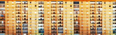 Mimari ve kentsel altyapı. Şehirdeki apartman yüzleri.