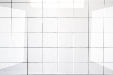 Temiz beyaz banyo fayansları.