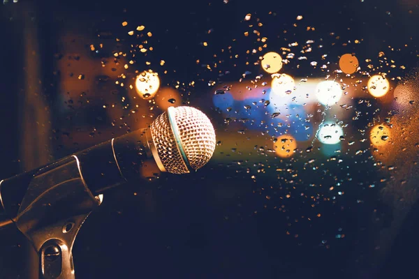 Microfon și lumini de scenă.Concert și concept de muzică — Fotografie, imagine de stoc