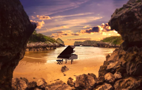 Piano en la naturaleza . —  Fotos de Stock