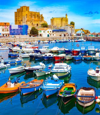 İspanya 'nın kıyı kasabaları. Castro Urdials. Cantabria. Balıkçı köyü ve rıhtımı. İspanya 'da deniz manzarası. Turizm