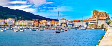 İspanya 'nın kıyı kasabaları. Castro Urdials. Cantabria. Balıkçı köyü ve rıhtımı. İspanya 'da deniz manzarası. Turizm