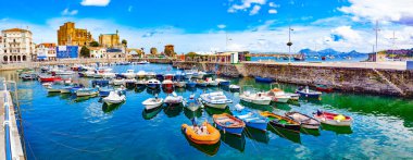 İspanya 'nın kıyı kasabaları Castro Urdials, Cantabria balıkçı köyü ve tekne rıhtımı. İspanya 'da deniz manzarası. Turizm