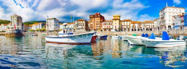 İspanya 'nın kıyı kasabaları Castro Urdials, Cantabria balıkçı köyü ve tekne rıhtımı. İspanya 'da deniz manzarası. Turizm