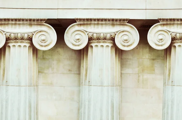 Drei antike Säulen im dorischen Stil — Stockfoto
