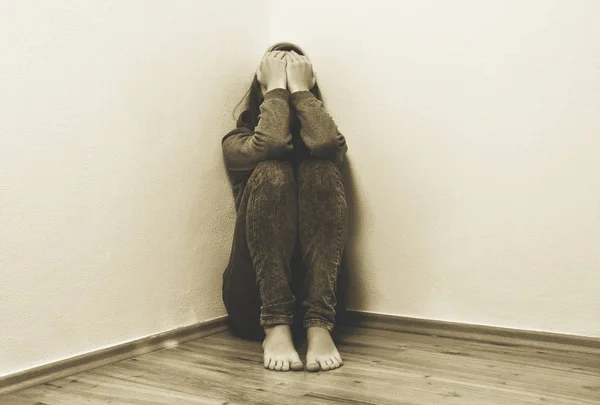 Girl crying in corner — Stock Photo, Image