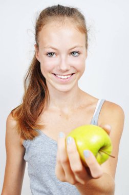 Elma tutan genç bir kadın