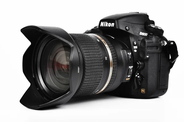 CHLUMCANY, REPÚBLICA CHECA, 25 DE ABRIL DE 2015: Nikon D800 y Tamron —  Fotos de Stock