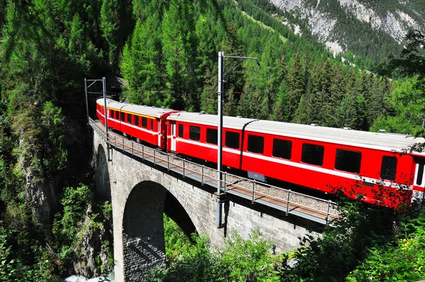Kırmızı swiss tren