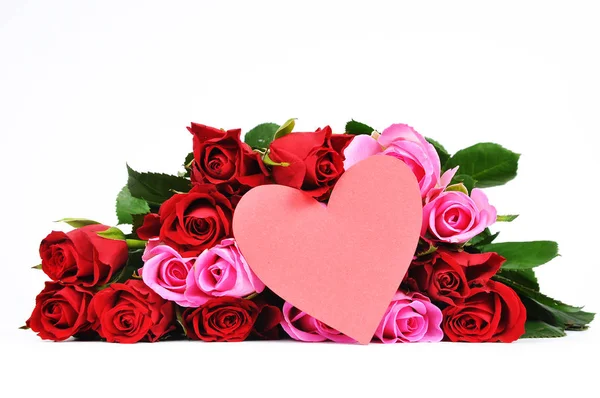 Rose rosse e rosa con biglietto di San Valentino a forma di cuore — Foto Stock