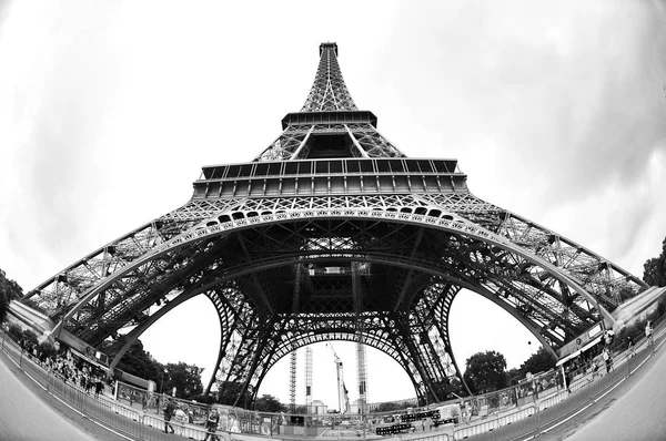 Париж, Франция, 4 июля 2014 г.: Эйфелева башня, захваченная рыбьим глазом — стоковое фото