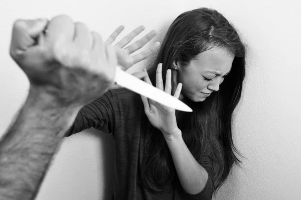 Hombre amenazando a una chica con un cuchillo — Foto de Stock