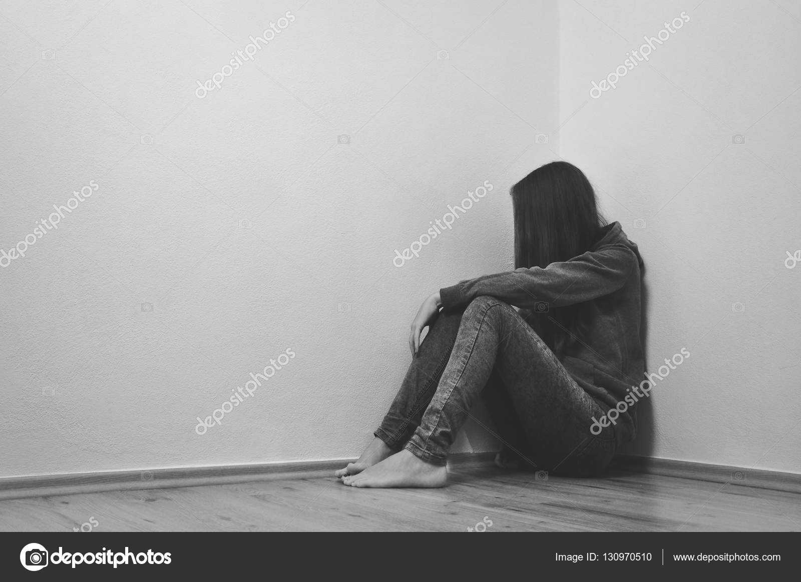 O Perfil De Uma Menina Triste Está Sentando-se No Canto Da Sala Imagem de  Stock - Imagem de sozinho, negligência: 50778771