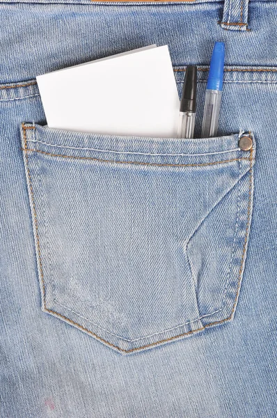 Denim zak met twee pennen en een stuk papier — Stockfoto