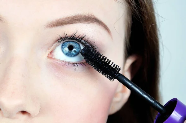 Young woman applying a mascara — Stock Photo, Image