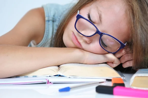 Mädchen schlief bei den Hausaufgaben ein — Stockfoto