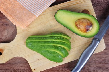 Ahşap tahta üzerinde avokado