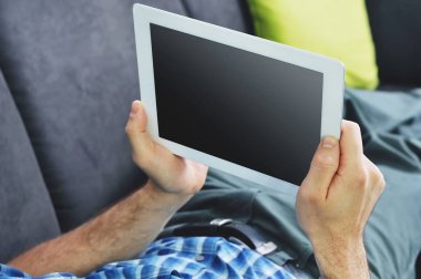 Tablet üzerinde ağ adam