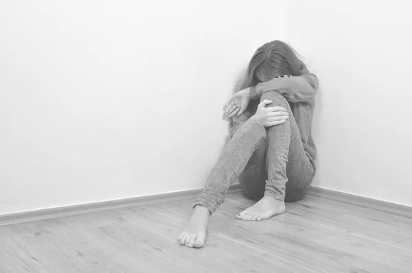 Несчастная девушка плачет — стоковое фото