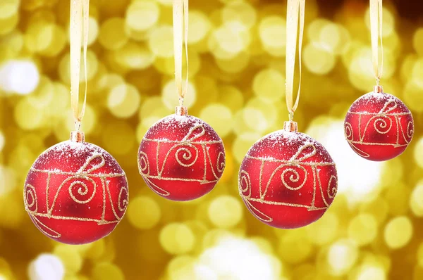 Décoration de Noël rouge accrochée au ruban — Photo