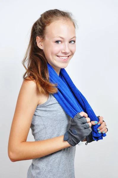 Junge Frau mit einem Handtuch um den Hals — Stockfoto