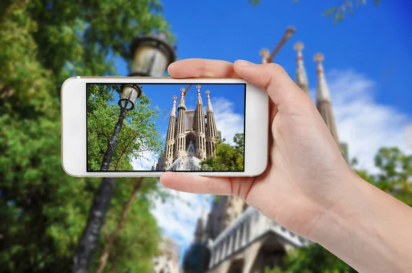 Sagrada Familia bir telefonla fotoğrafta