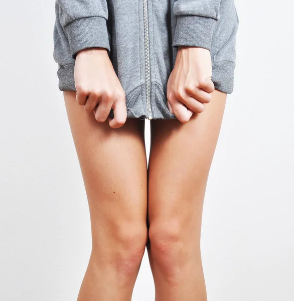 Girl trying to hide her thighs — Stock Photo, Image