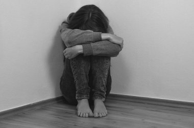 Üzgün kız ağlıyor